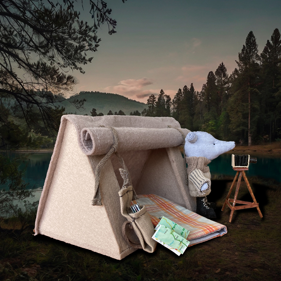 peluche y tienda de camping