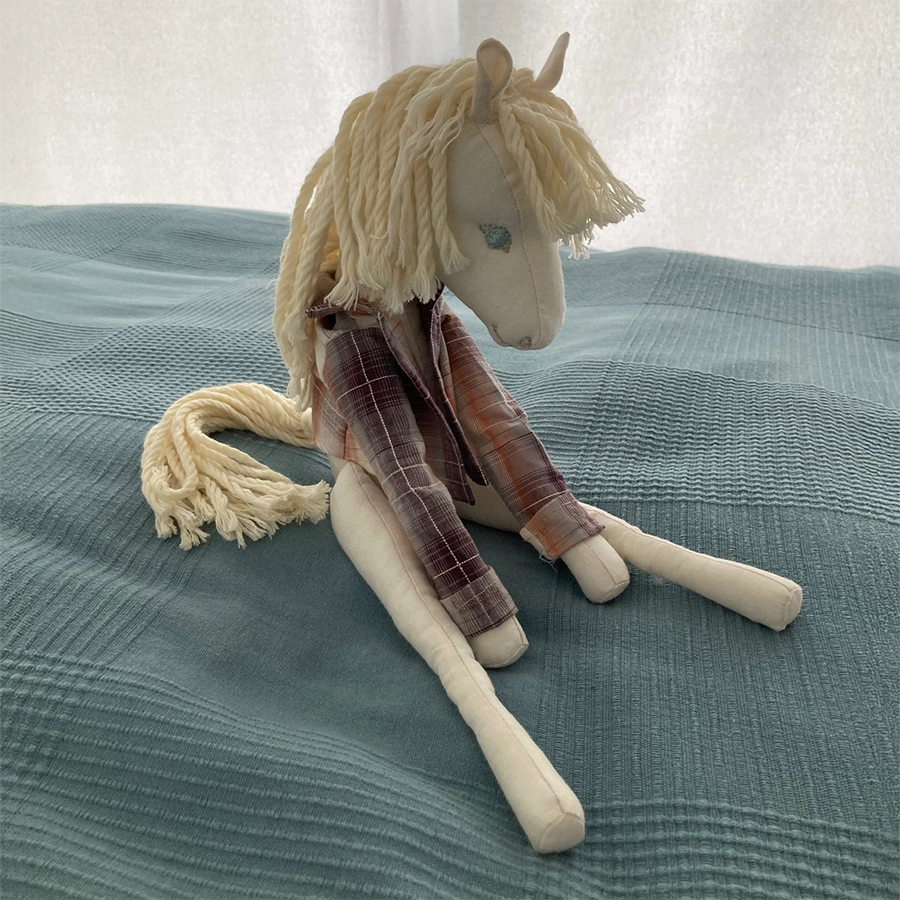 caballo de tela de juguetecon camisa de cuadros